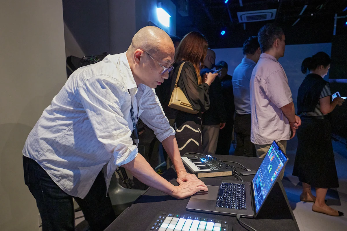 A glimpse into the live creative process: The artist adapts their work in response to the surrounding sounds and moving images.