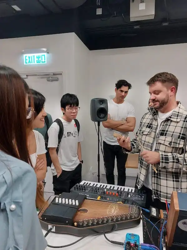 Casey Anderson與聽眾分享著樂器們的心聲，那是彼此間最親密的對話。