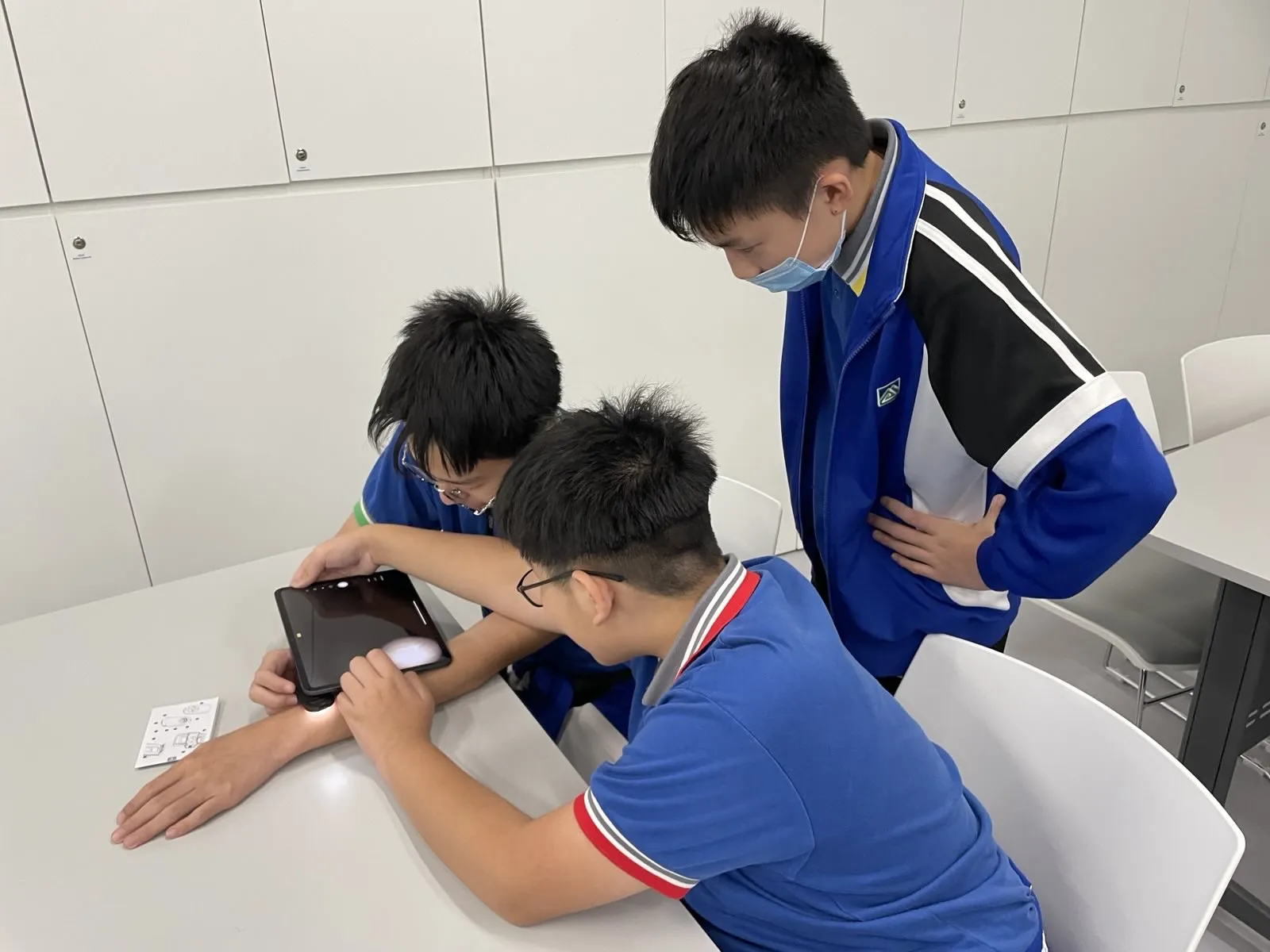 Students from Lam Tai Fai College participating in a workshop 林大輝中學學生參與工作坊